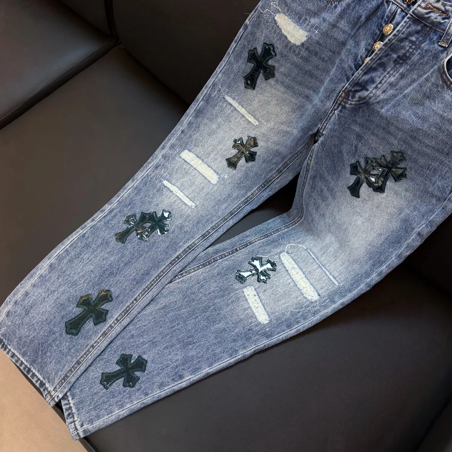 P300 style number: D353 ⭐️Chromehearts washed blue ripped starry sky🌃leather jeans ceiling-level jeans hard to find at the counter‼ ️About Zangyin✅This is an extremely luxurious fashion brand that can also be called the aristocracy of the high street. It has always been an exclusive brand for some hipsters or rich second generations. The color of this model is already very eye-catching by using a unique washed material. It is decorated with pink patch cross flowers, which cleverly highlights the charm of the brand. Secondly, this model adopts a classic high-waist cut design, which highlights the long legs and fashionable temperament of the upper body. The brand is highly recognizable and the slim-fitting configuration is more suitable for daily wear. The personality will be fashionable and the specifications can be seen at a glance. Materials and technology ✅ Needless to say, this point goes without saying. As an excellent craftsman brand, Zangyin's requirements for details and craftsmanship are really perfect. The washed color of this model has gone through a lot of processes, not to mention the embellishment of the denim appliqués. It is also purely handmade and sewn. Just like what they believe in, only handmade things have soul and have the meaning of wearing. A top-notch heavy-duty fashionable denim item, recommended by both hands‼ ️ Size: 28, 30, 32, 34, 36 (S-XXL) Color: Washed light blue Size reference: Pants length 100 102 104 106 106 Waist 72 76 80 84 88 Recommended weight S (about 110 pounds) M (about 120 pounds) L (about 140 pounds) XL (about 165) XXL (around 185)